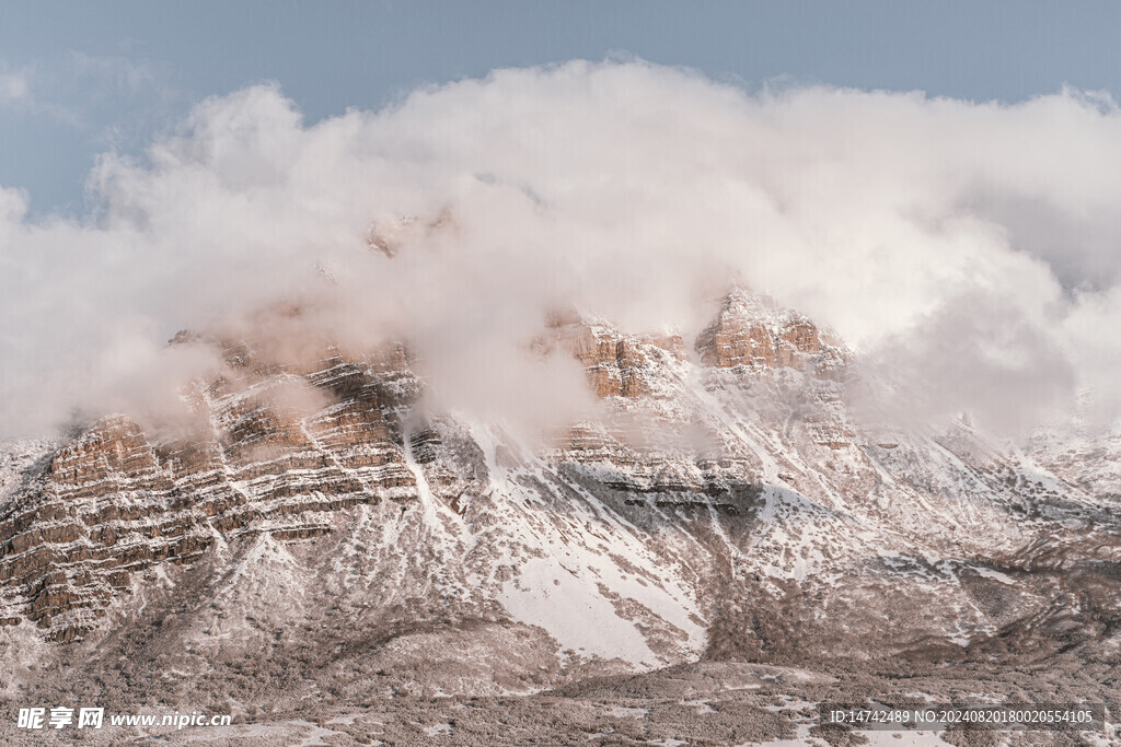 雾气缭绕雪域高山