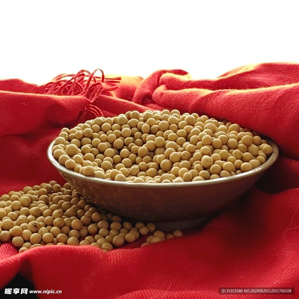 红色绸子里的一碗黄豆