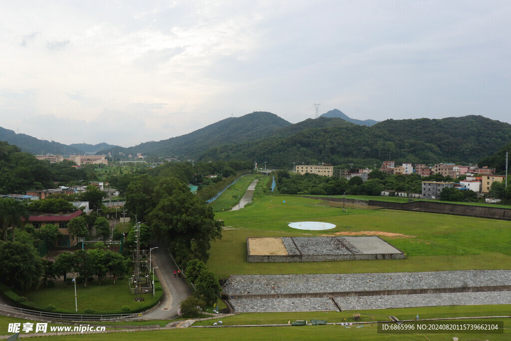 堤坝远处的村庄