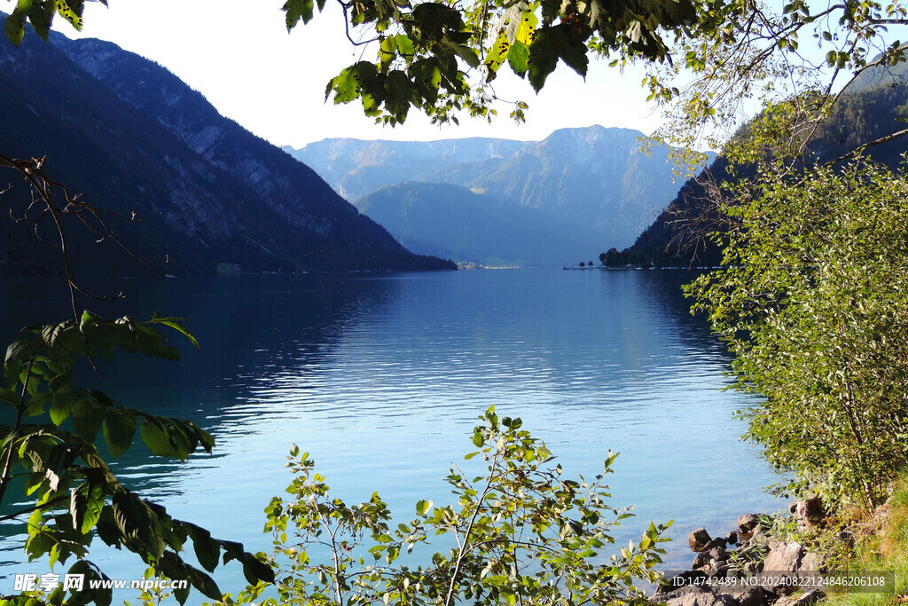 平静的湖面