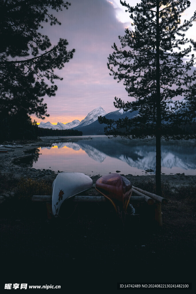 傍晚宁静湖泊风景