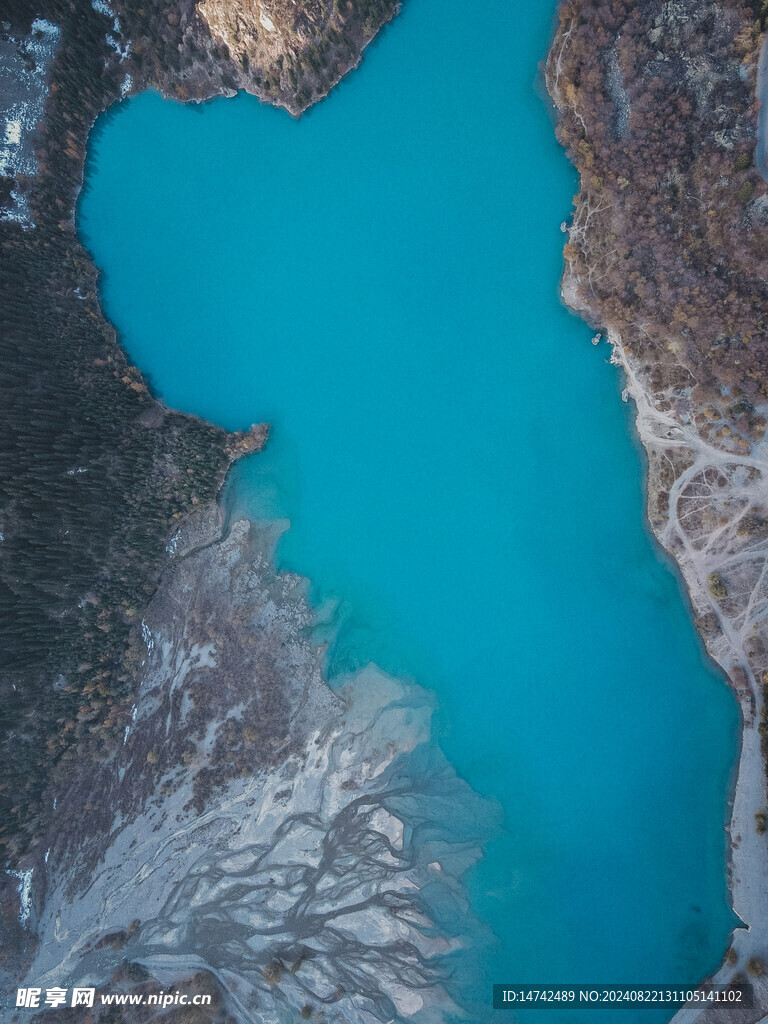 蓝色湖泊