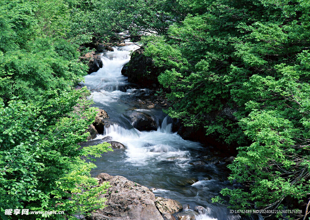 山间溪流