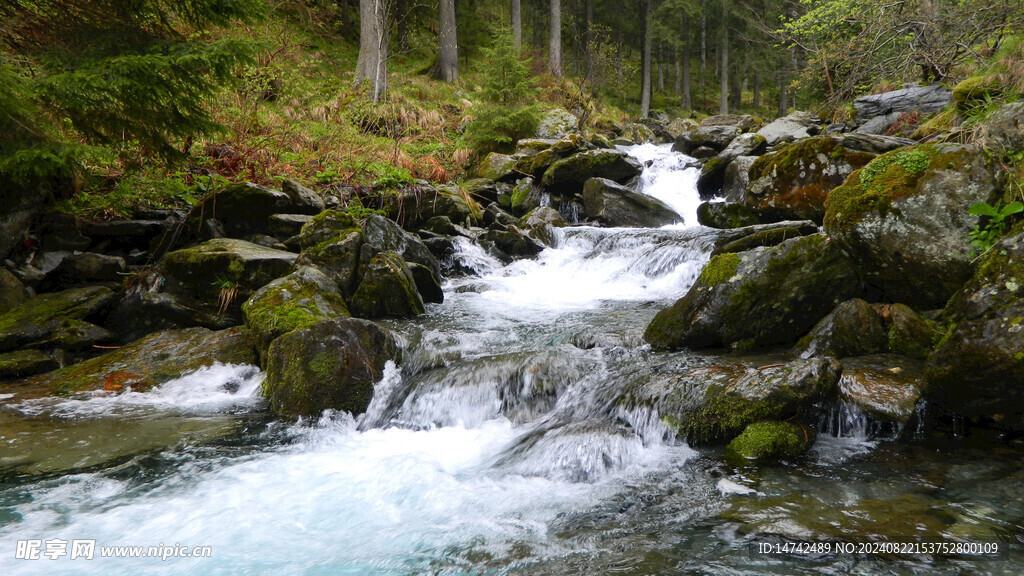 山间流水