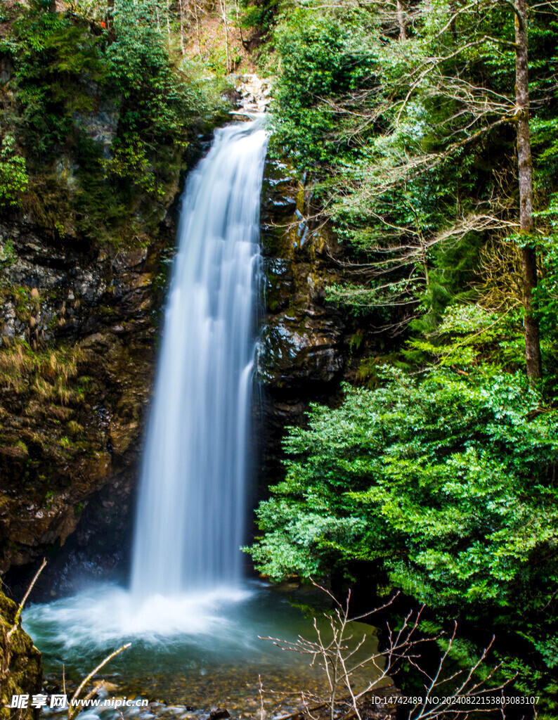 山间流水