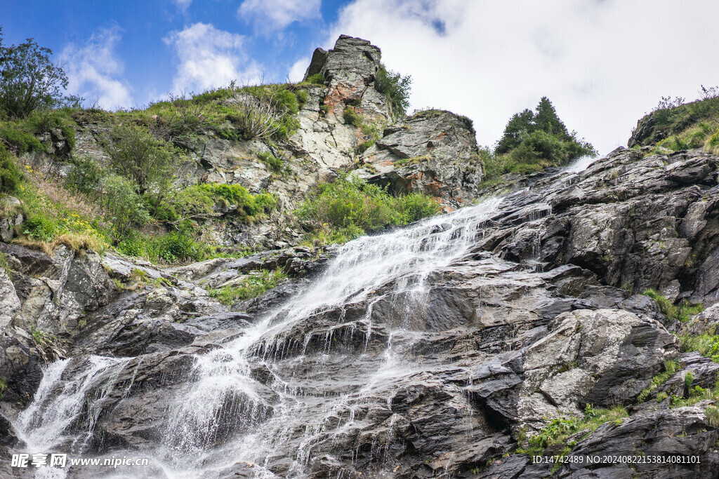 山间流水
