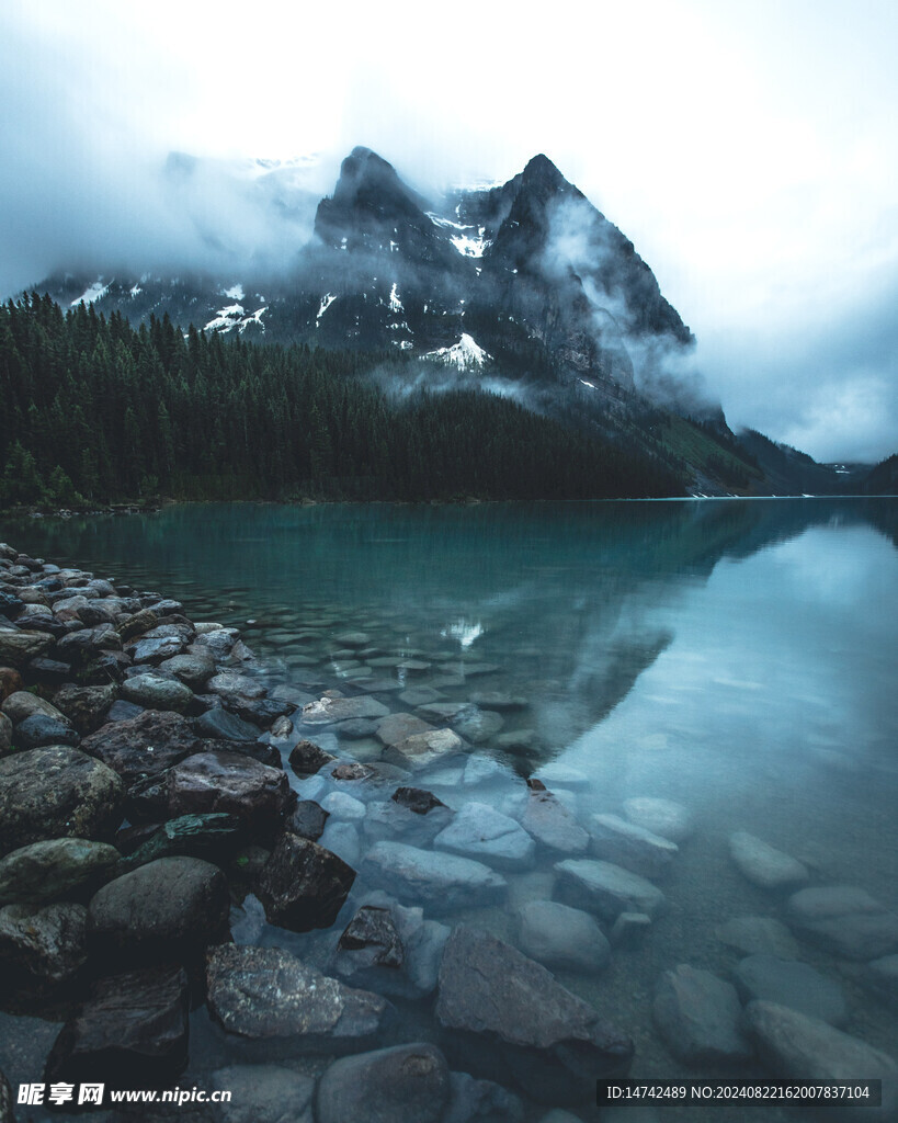 山水湖泊树林高山