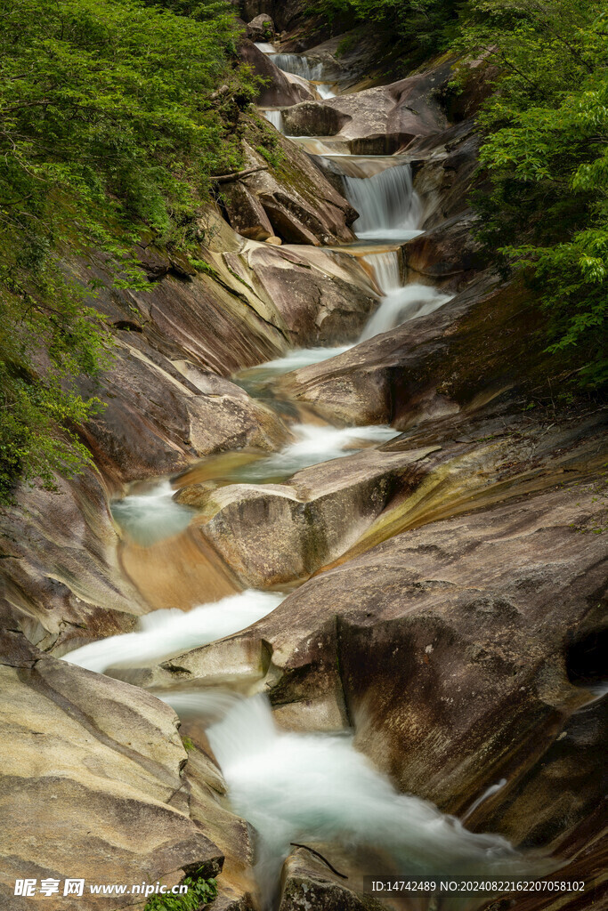 山间流水