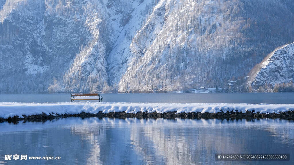 冬季唯美山峰湖泊山水