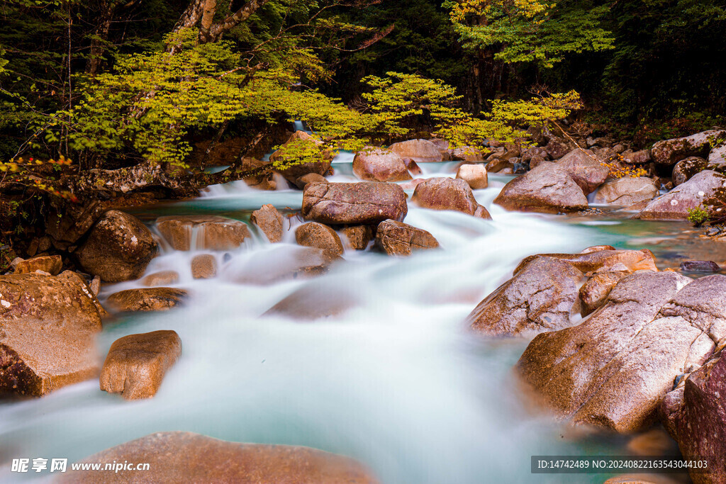 山间溪流