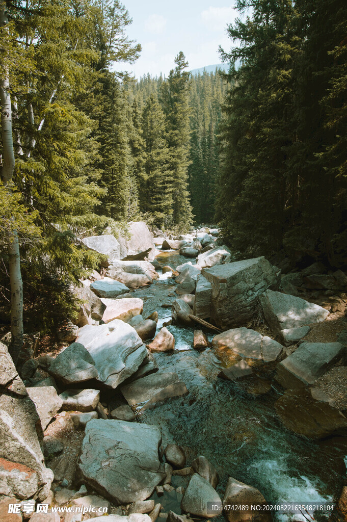 山间溪流