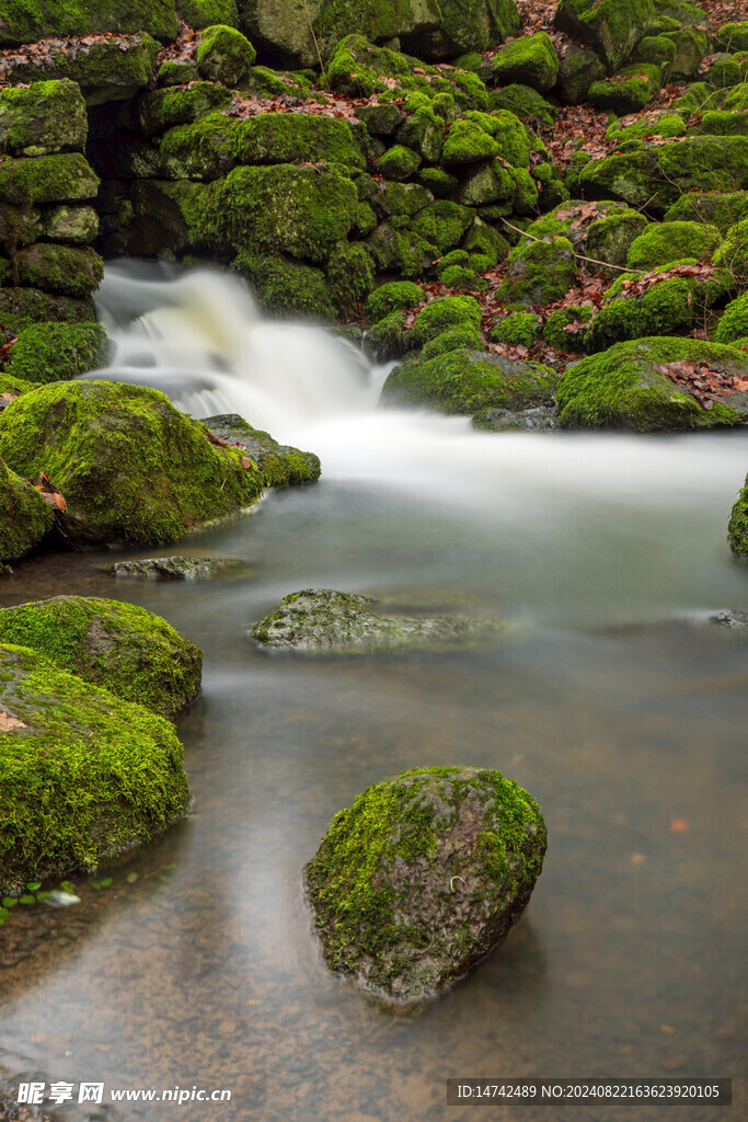 山间溪流