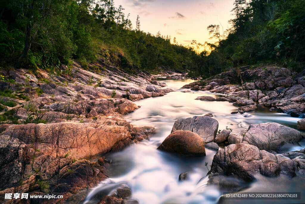 山间流水