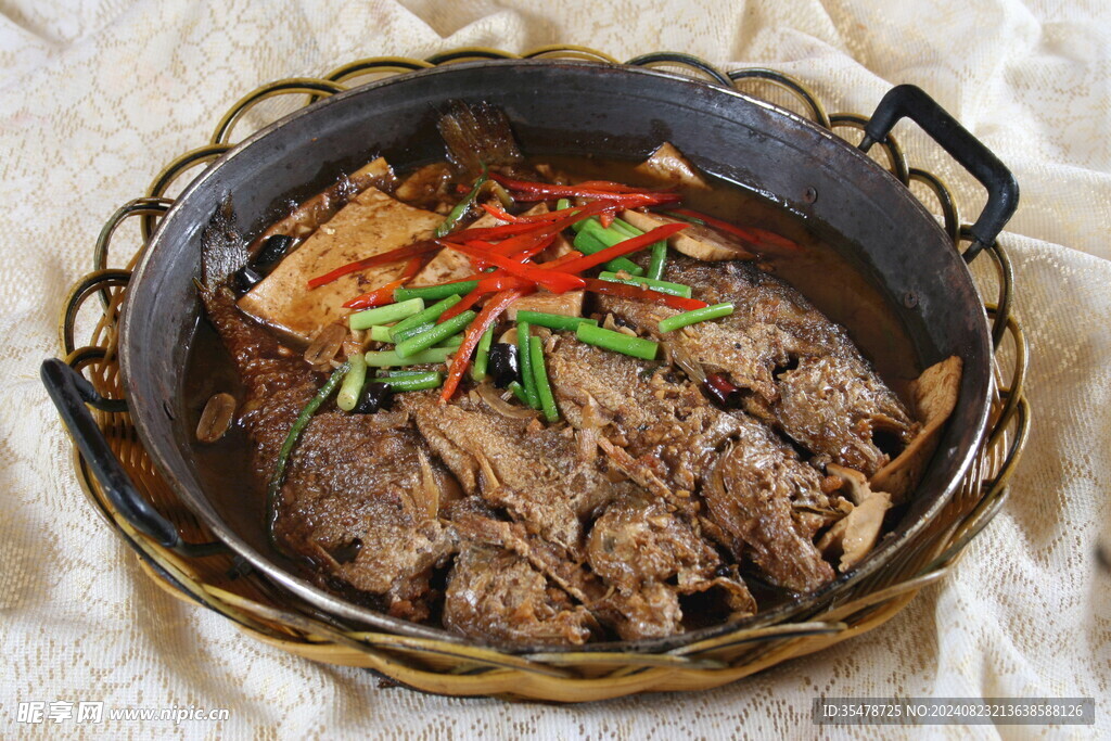 铁锅黄花鱼炖豆腐 