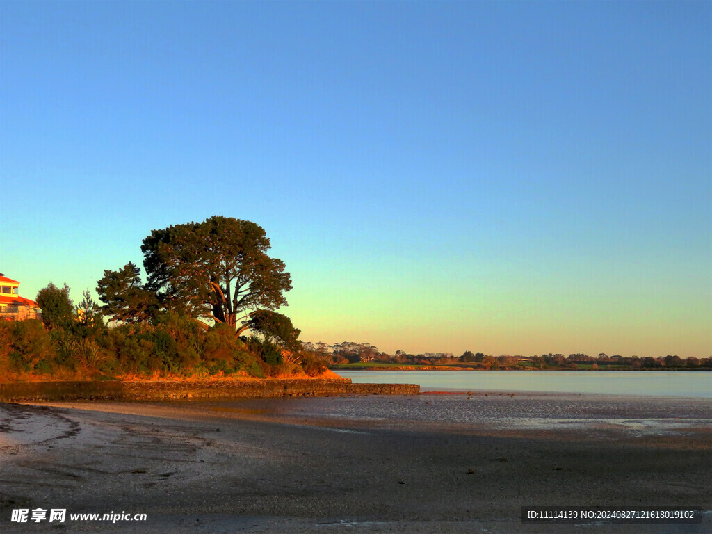 海边小镇黄昏风景