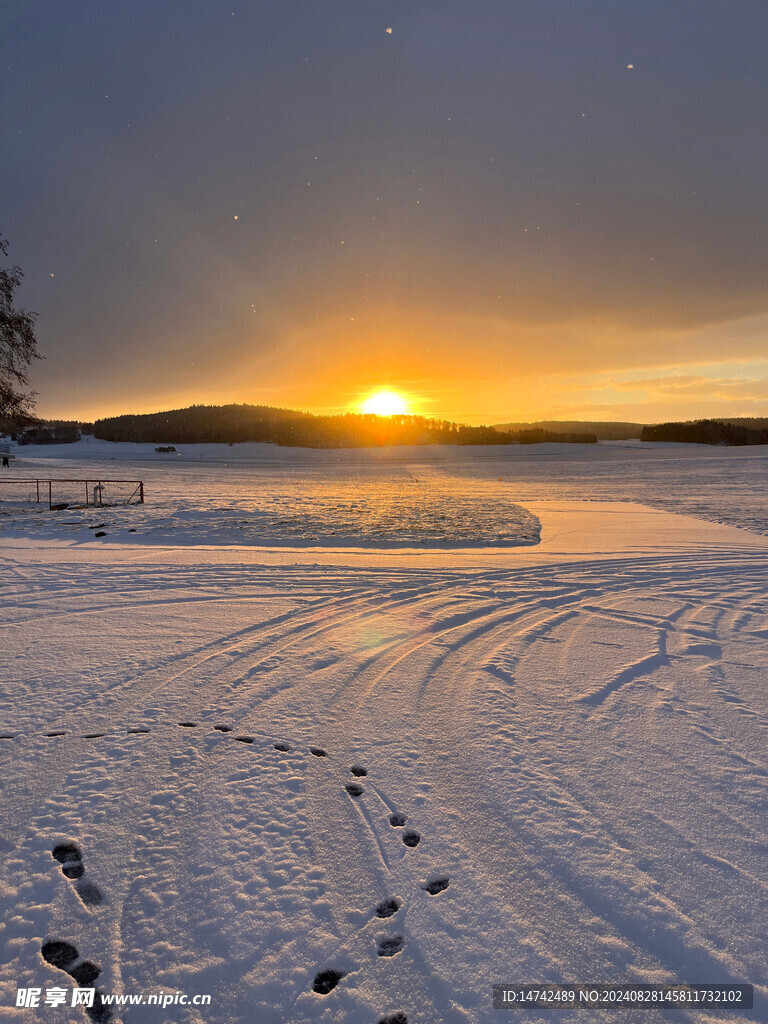 冬季白色雪地唯美夕阳