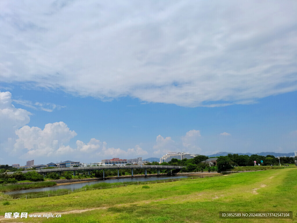 蓝天白云公园风景