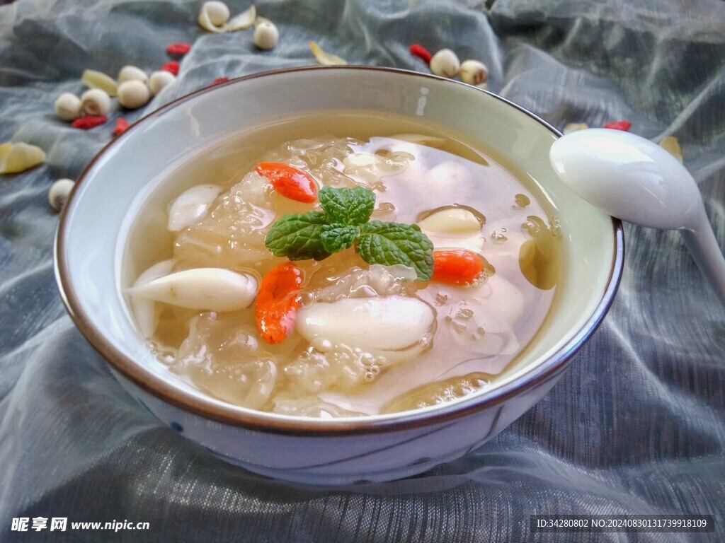 雪梨银耳莲子 