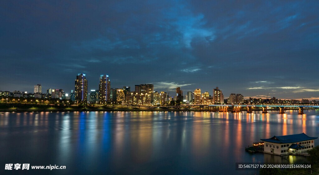 海滨城市灯光 