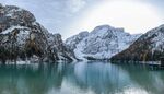 雪山下的湖泊