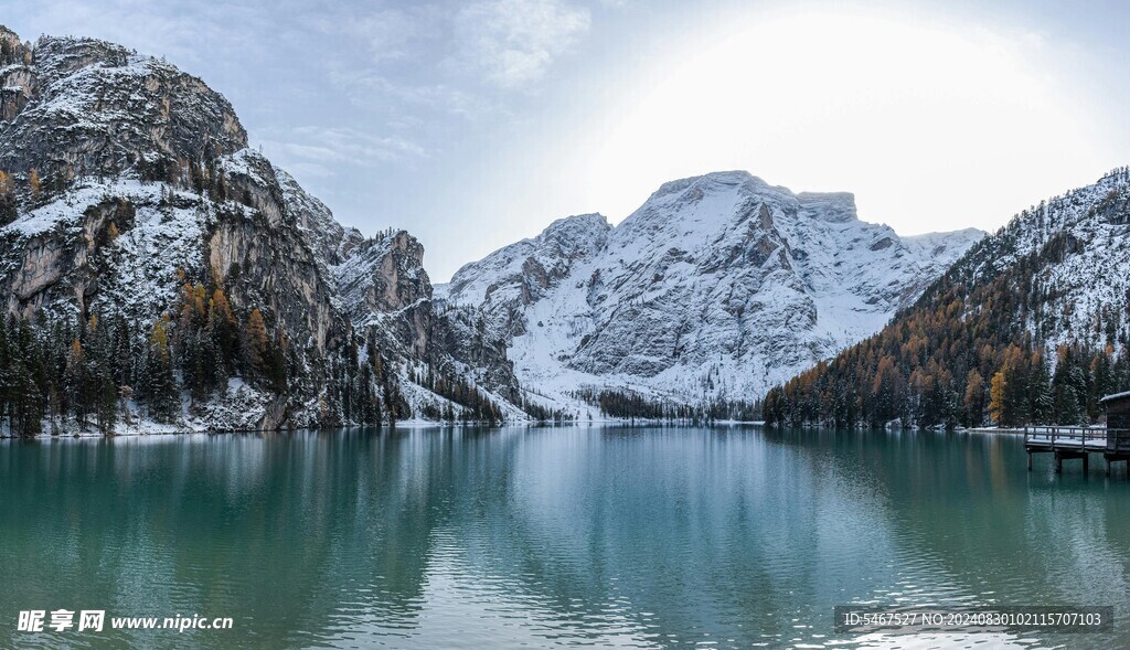 雪山下的湖泊