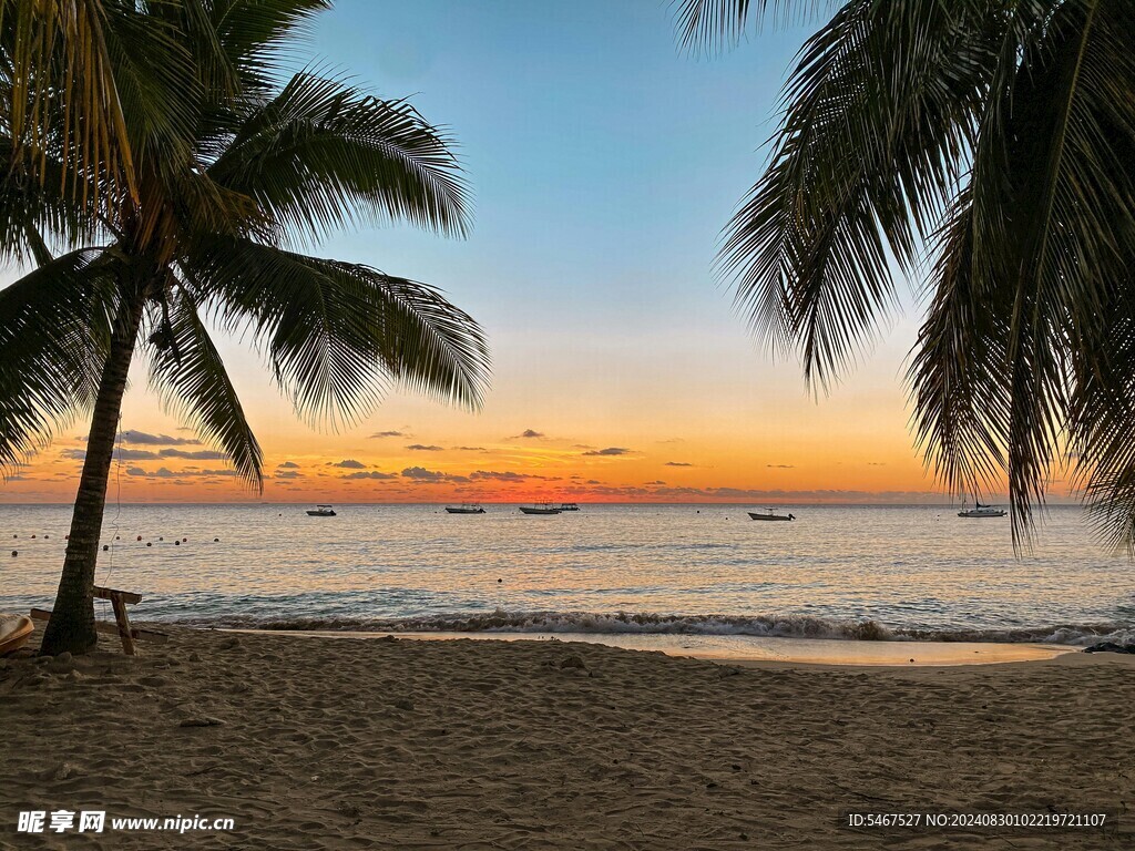 傍晚的海边沙滩