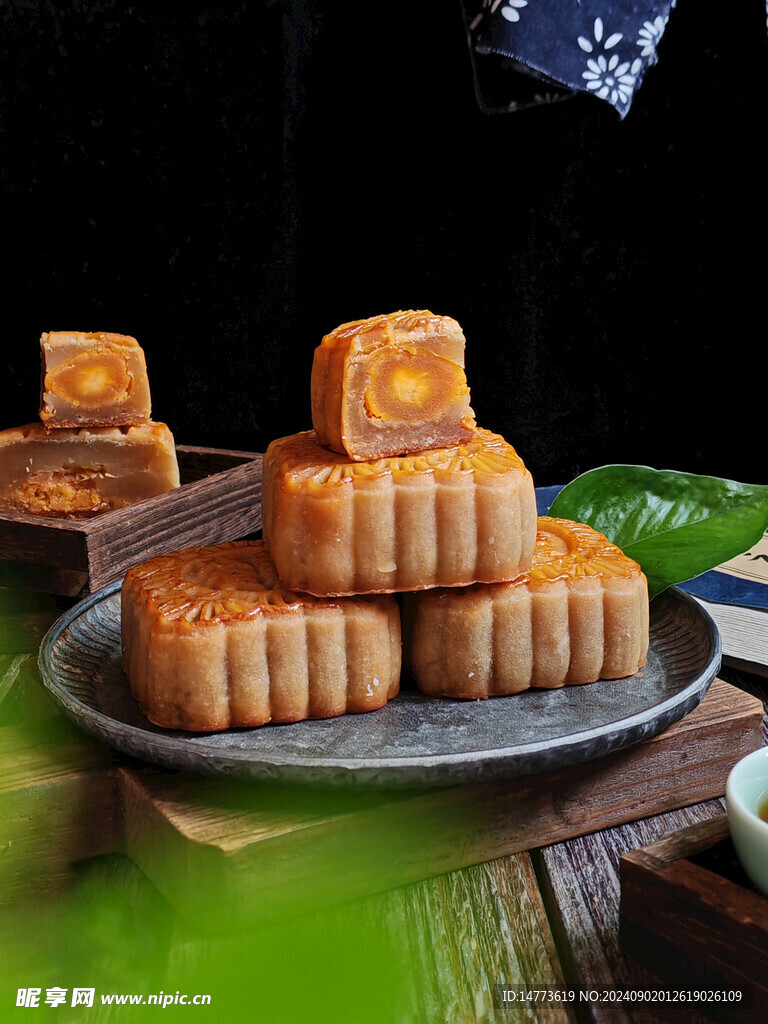 莲蓉蛋黄月饼