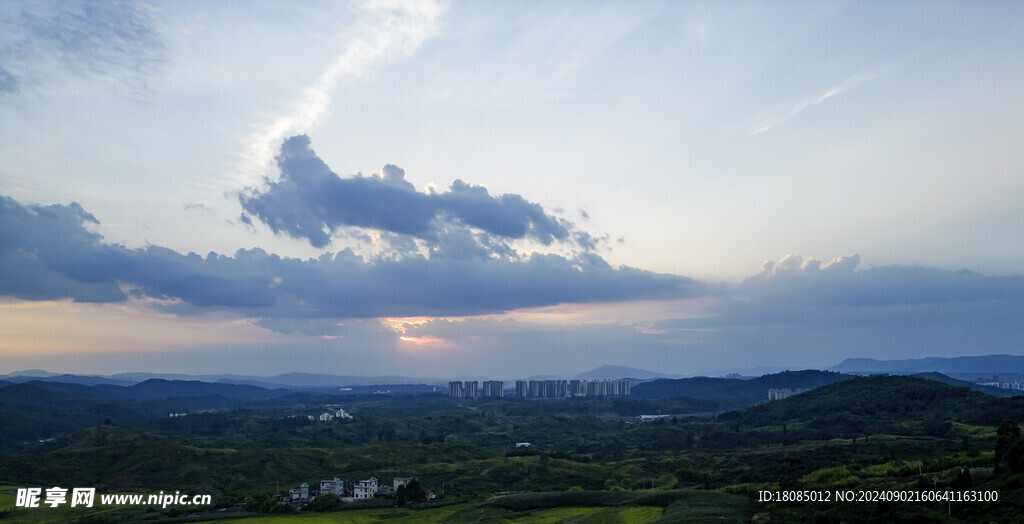 余晖下的城市