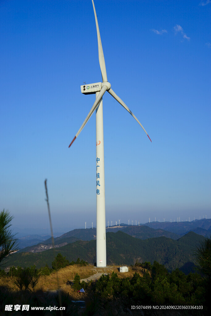 油画大草原风车