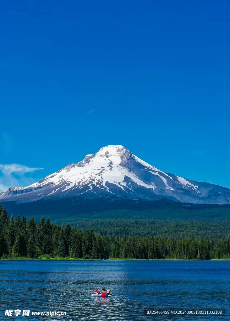 雪山下的河流