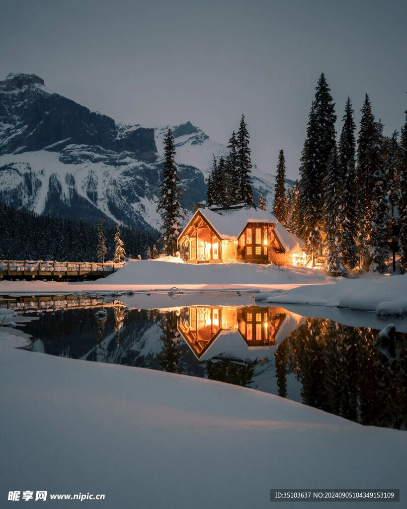 雪中明亮小屋