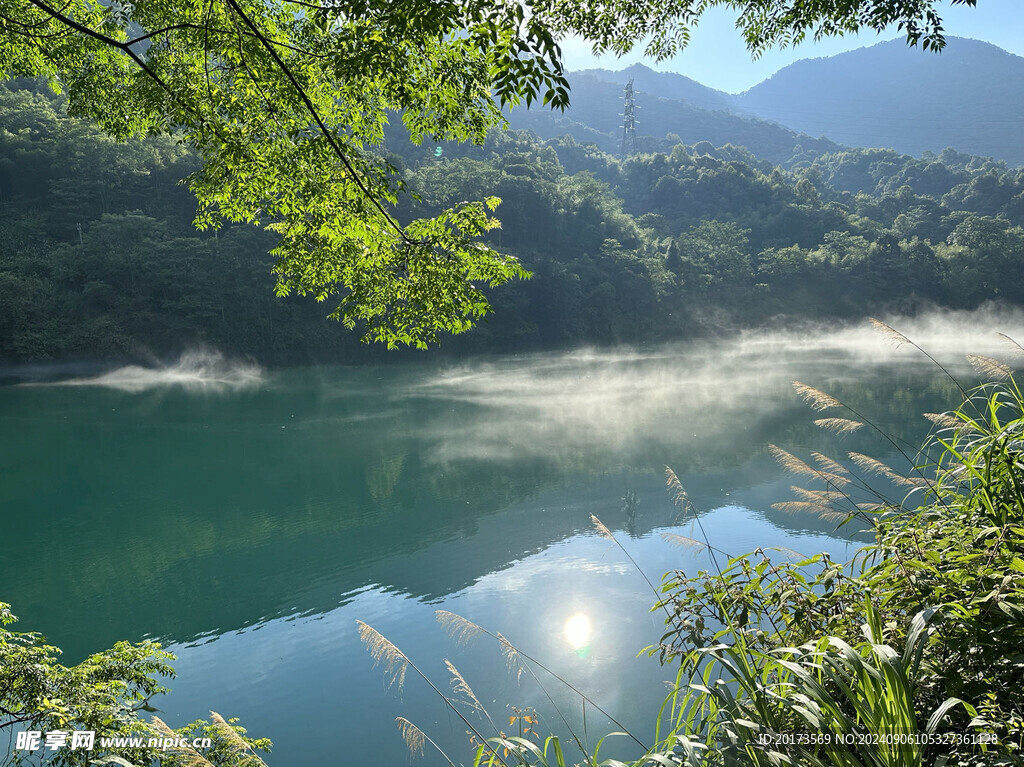 东江湖云雾缭绕