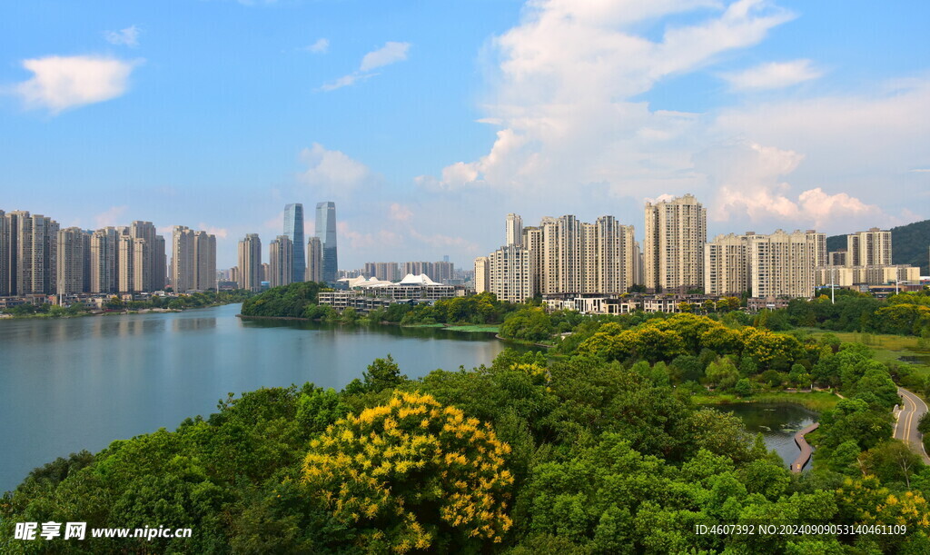 秋天里的城市美景