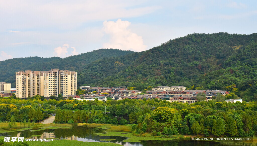 秋天里的城郊公园