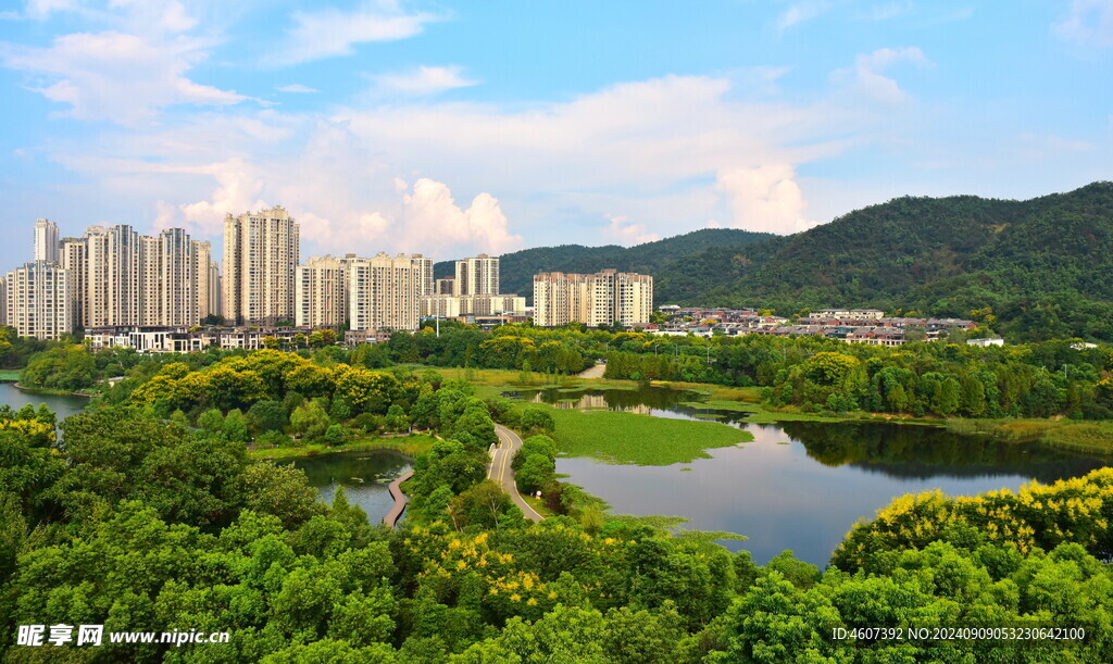 秋天里的城市公园美景