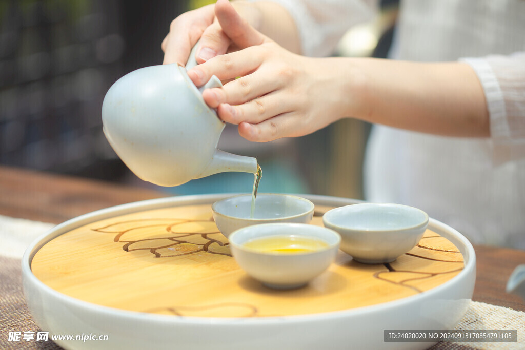 青瓷茶具泡茶倒茶