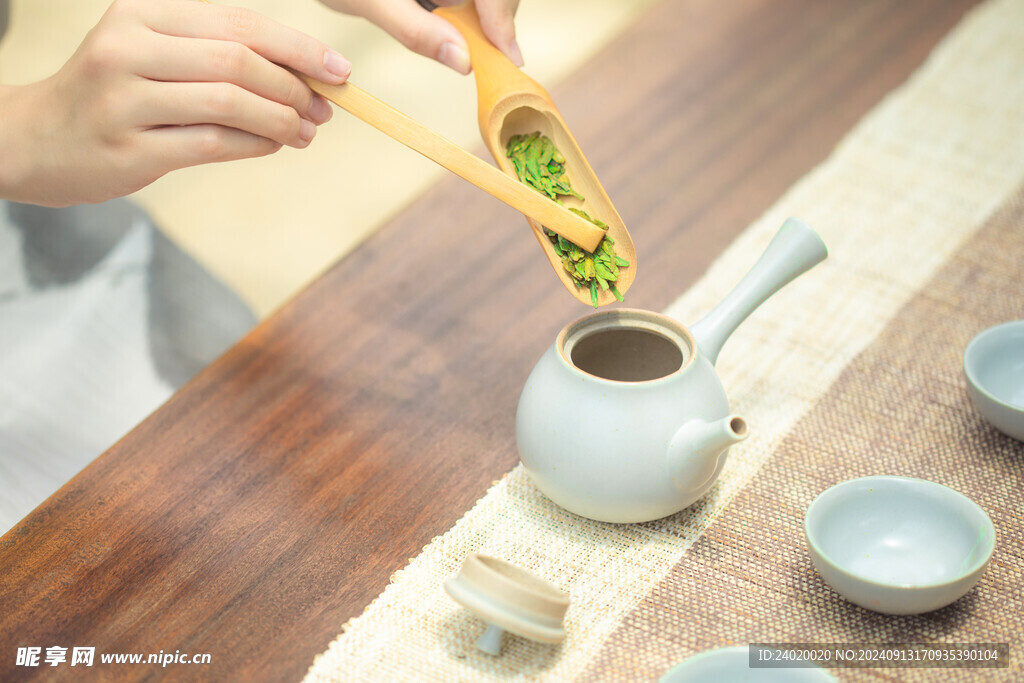 青瓷侧把壶倒茶泡茶