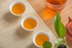 白瓷茶杯茶汤