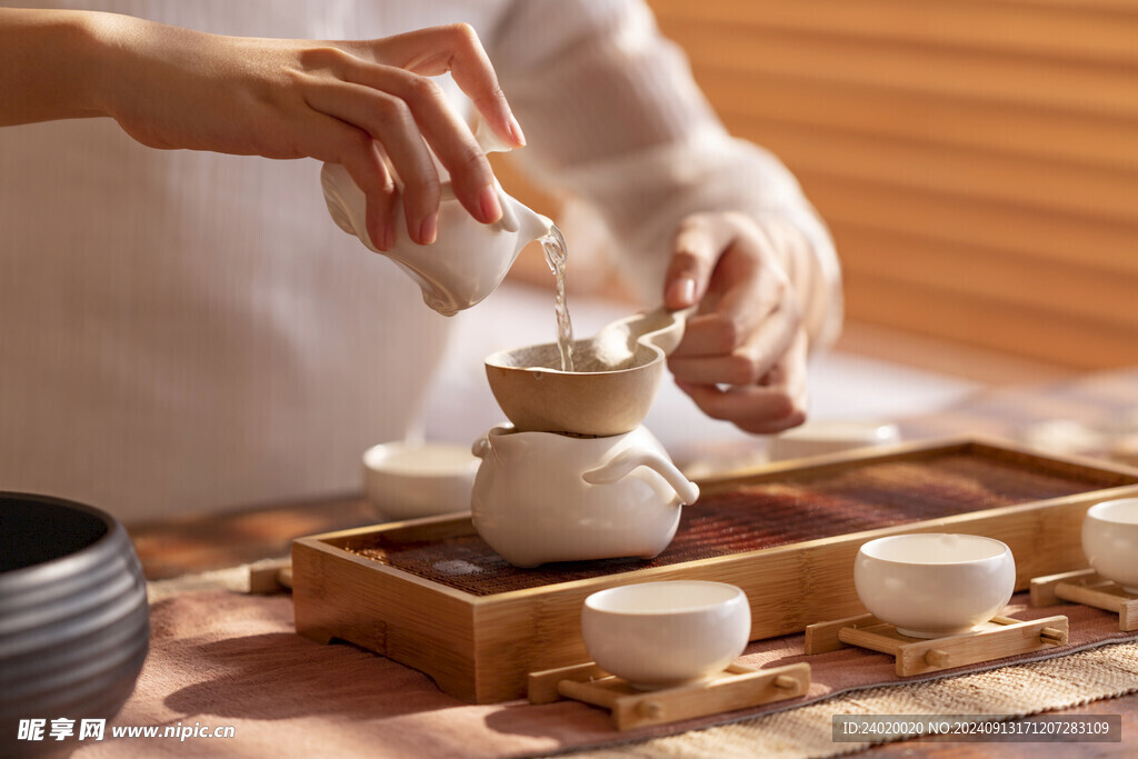 茶艺师白瓷茶具倒茶喝茶