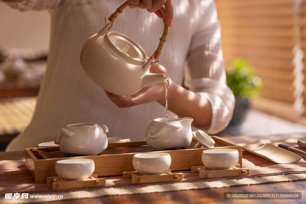 茶文化白瓷提梁壶泡茶倒茶