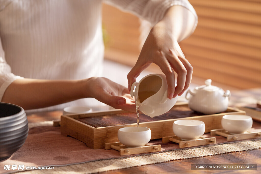 白瓷茶具泡茶倒茶