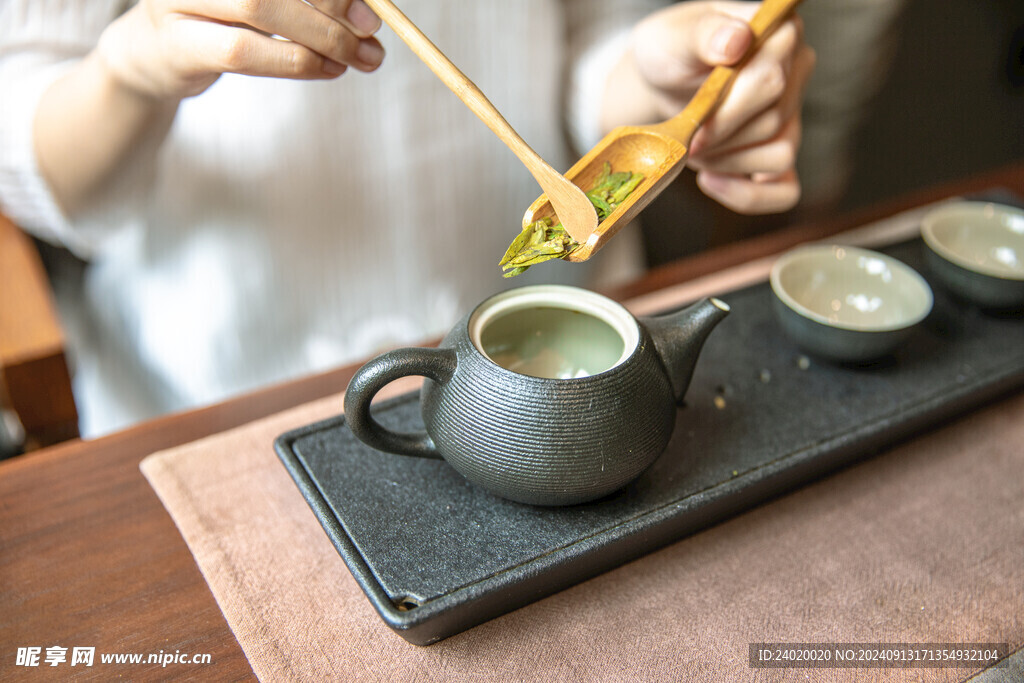 黑瓷茶具泡茶倒茶