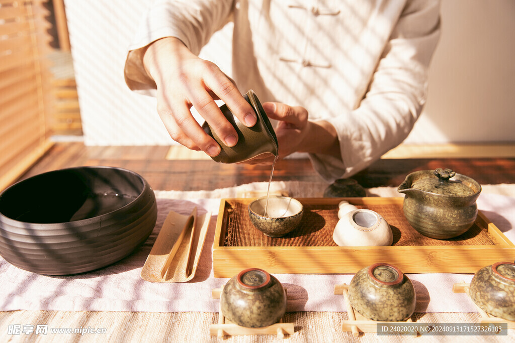 陶瓷茶具泡茶倒茶