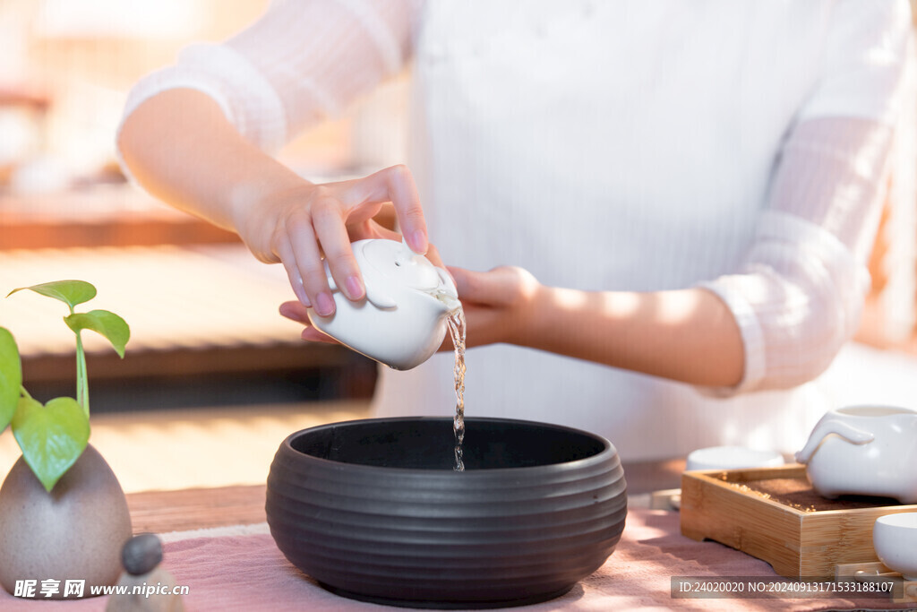白瓷泡茶倒水倒茶