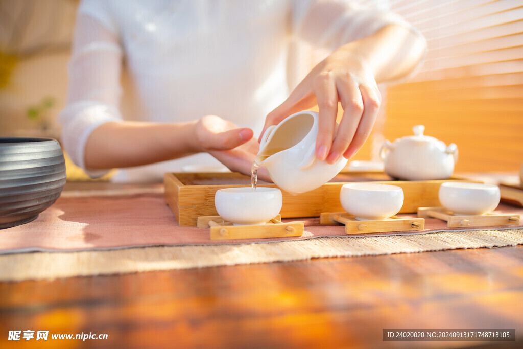 茶文化白瓷茶具泡茶倒茶