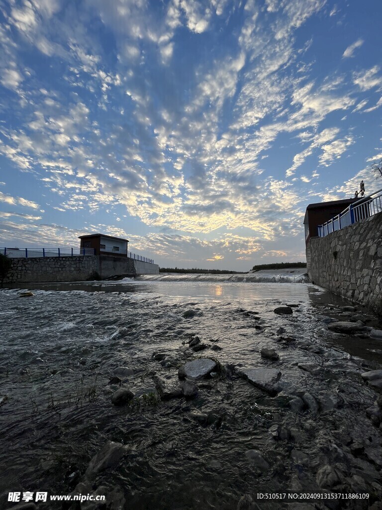 蓝天白云水坝