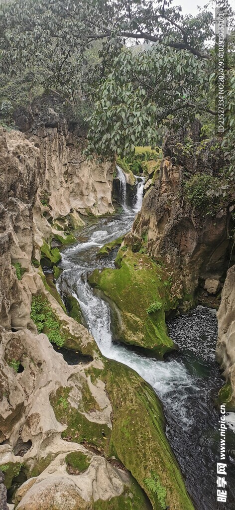 黄果树山间小溪流