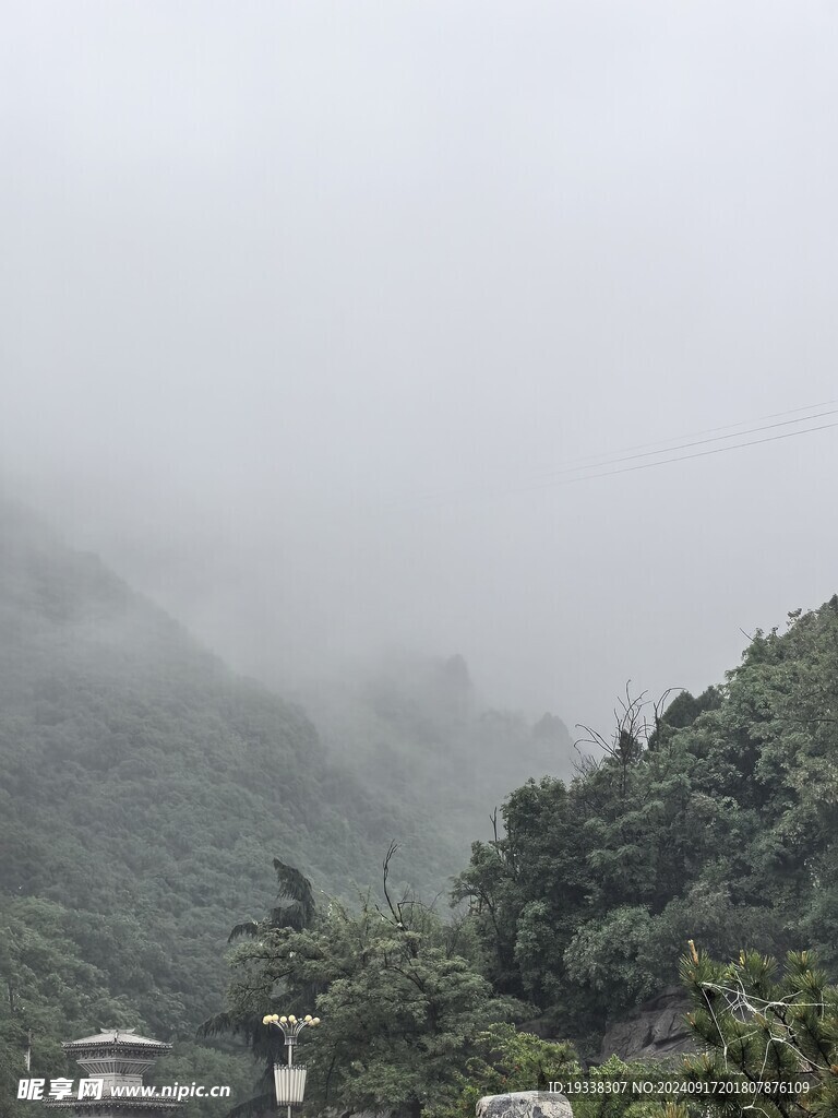 雨中山景