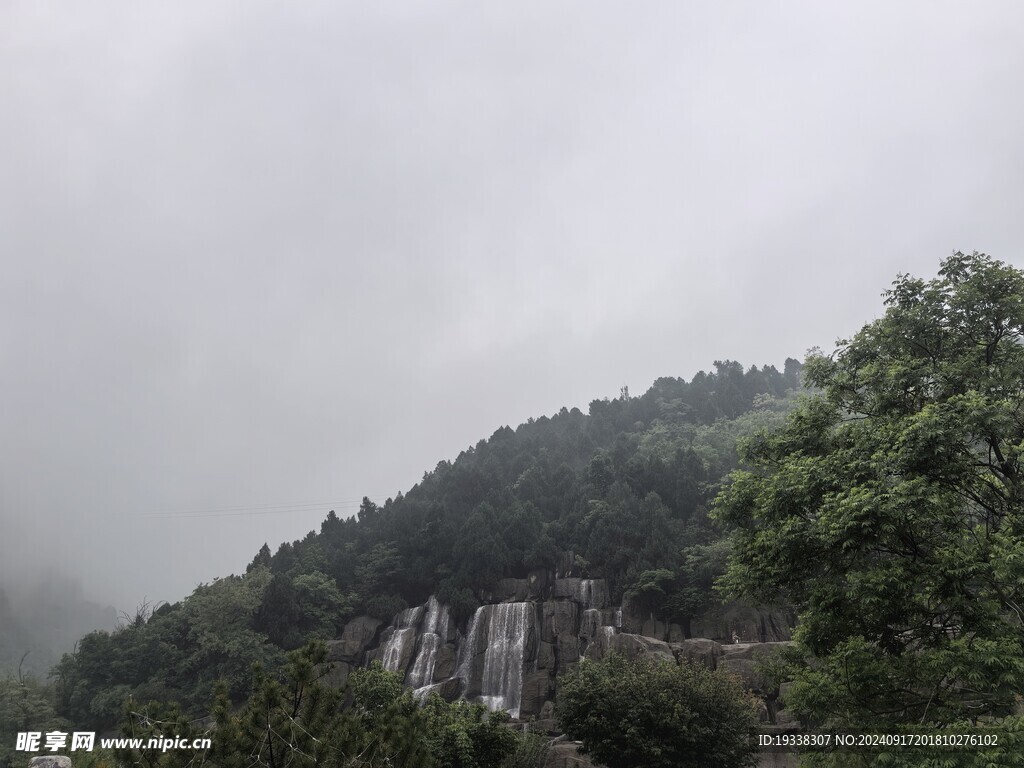 阴雨中的山