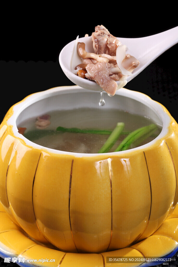  鲜菌炖笋鸡